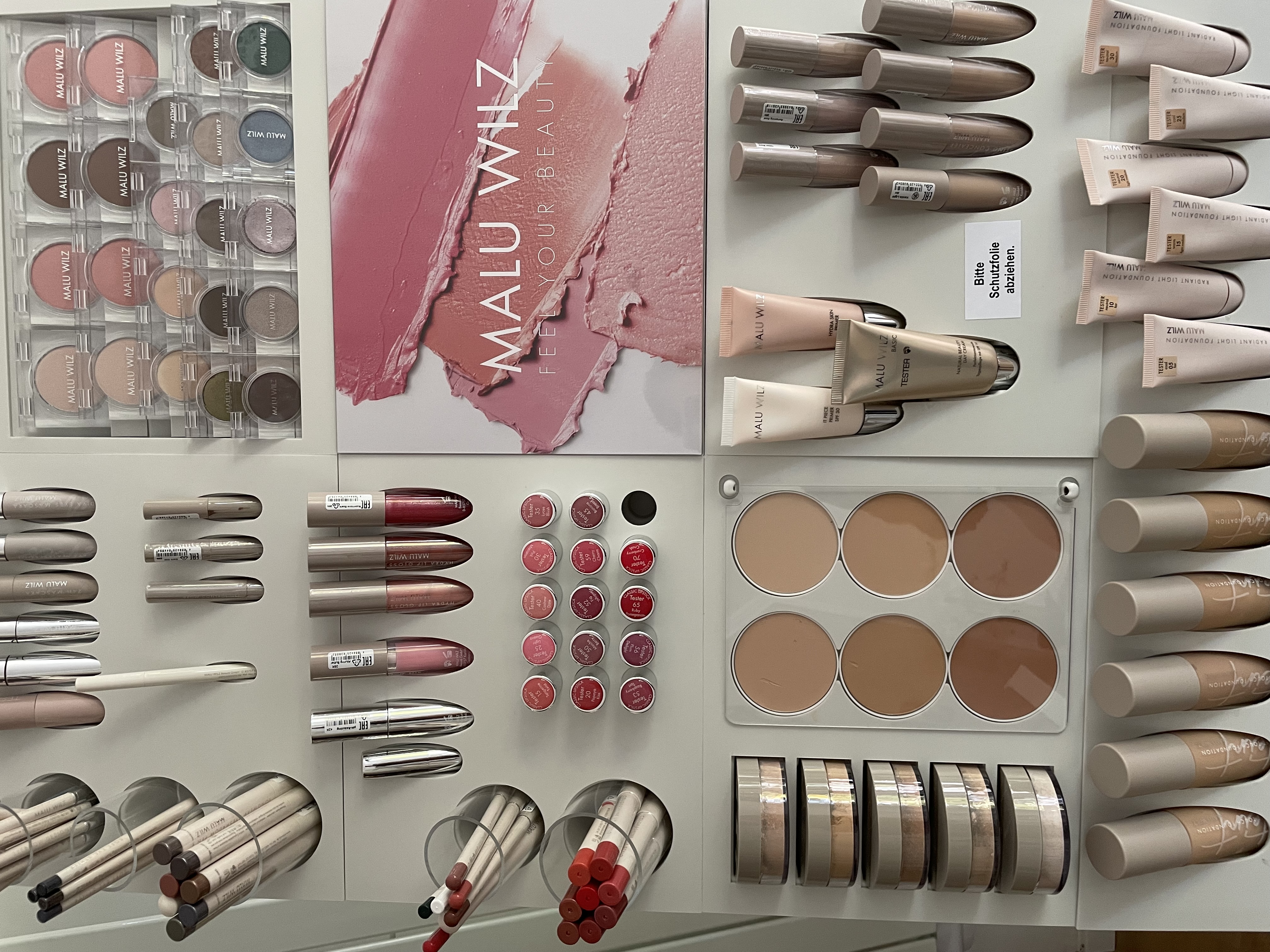MALU WILZ Make-up- und Pflegeprodukte im Display