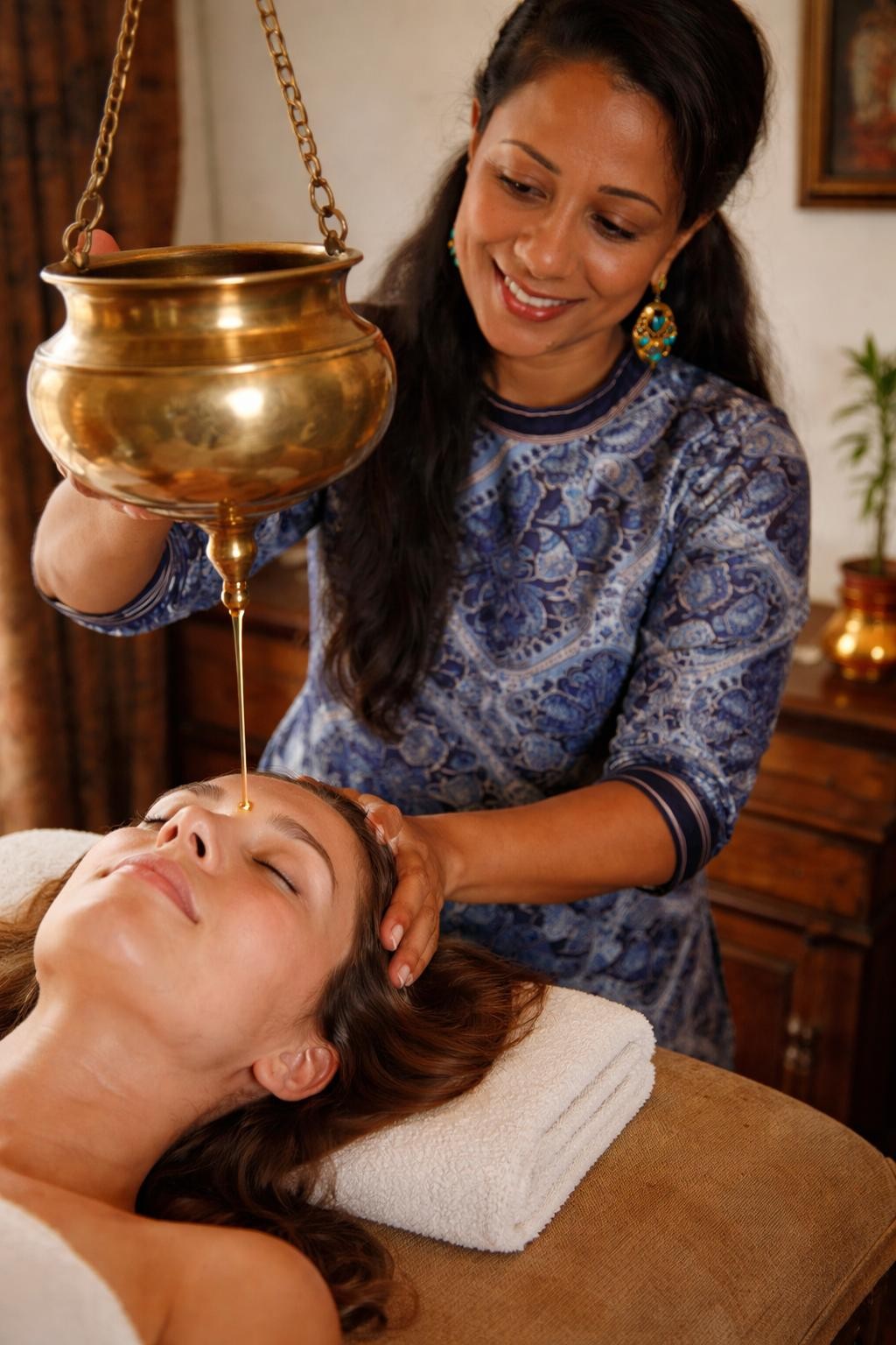 Ayurvedische Shirodhara-Anwendung mit warmem Ölguss bei ATMA-VEDA